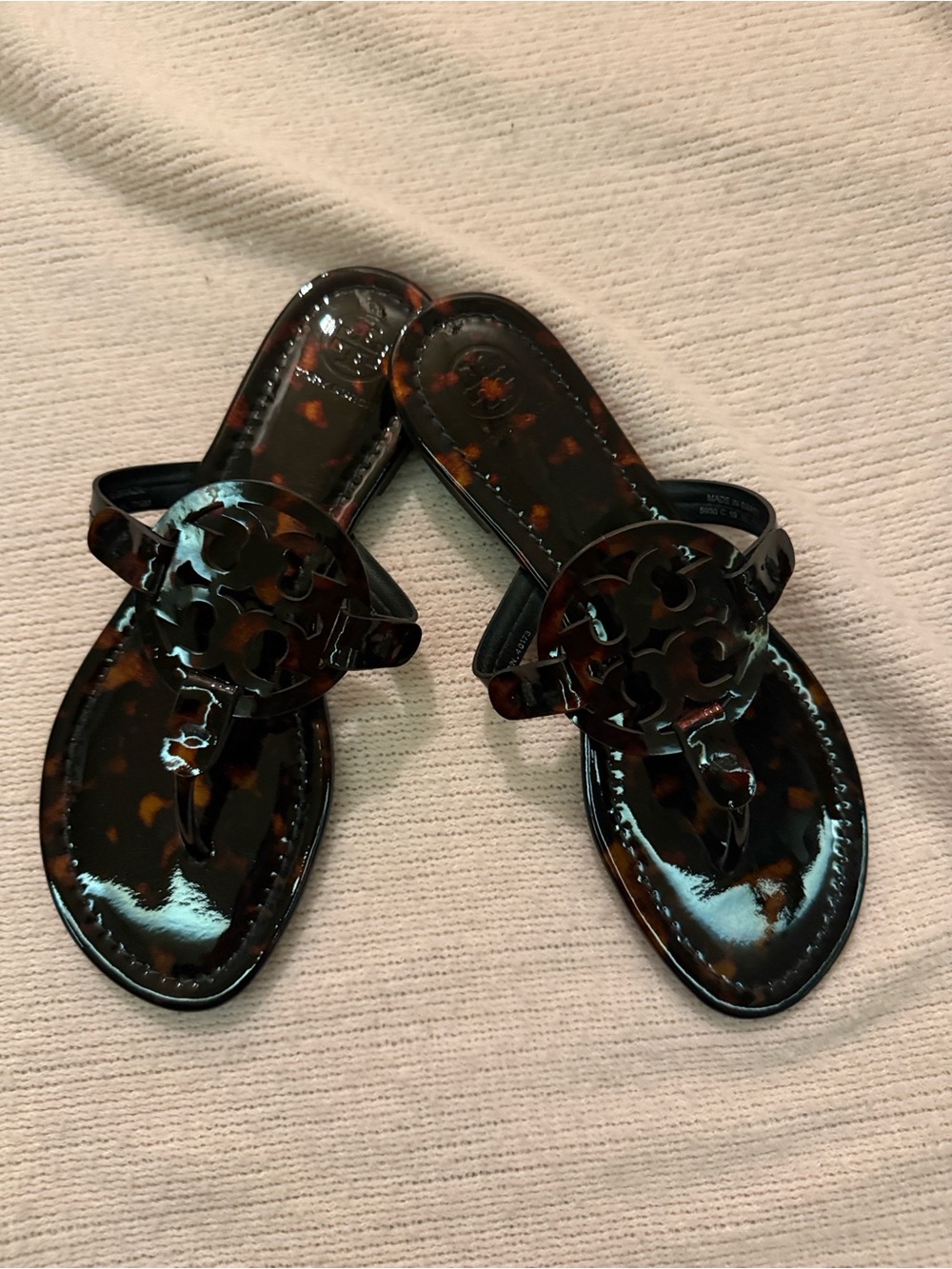New Tory Burch Tortoiseshell Patent Thong Sandals - Women size 7/12